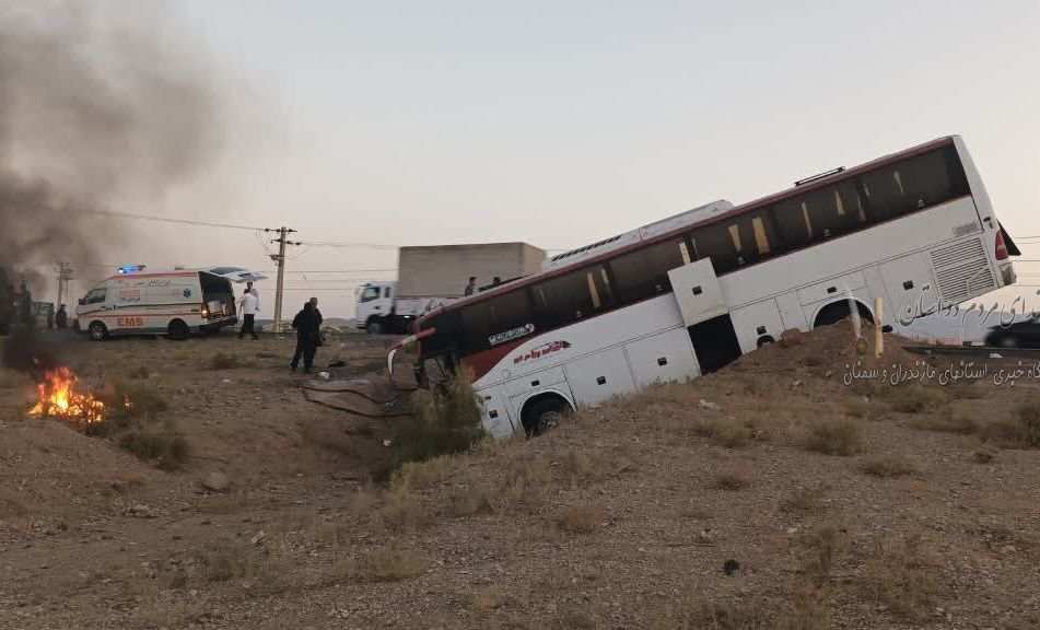 واژگونی خونین اتوبوس در جاده شیراز به سروستان/ 29 نفر مصدوم شدند